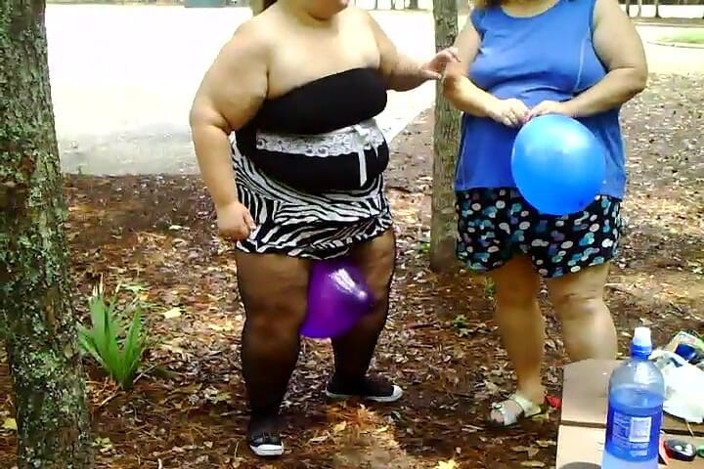BBW nurse Vicki adventures with friends: 2 iri güzel kadın balon sakso çekiyor ve patlıyor