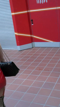 Głębokie gardło królowa połyka grubego kutasa na Expo