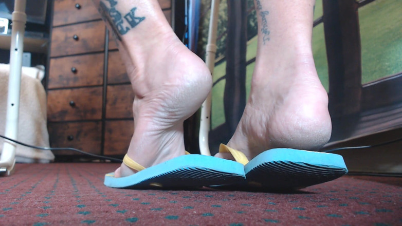 Abby Anna: Permaian sepatu flipflop karet biru