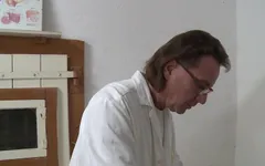 Gynaecoloog neukt heet blond tienermeisje