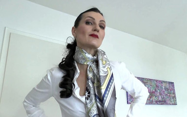 Lady Victoria Valente: Satin scarves trình diễn thời trang