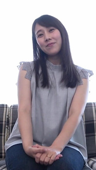 Shiori - getrouwde vrouw in een universiteitsuniform