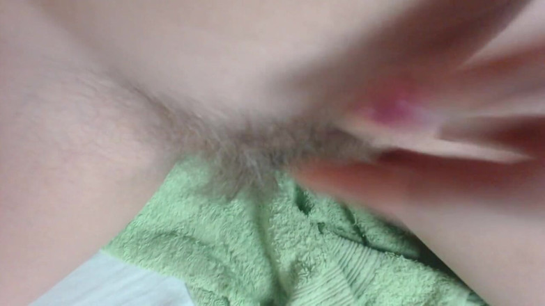 Risky Hairy Couple: Süper kıllı kız amcığının ne kadar uzun olduğunu gösteriyor