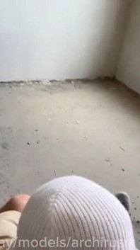 Pekerja konstruksi panik dan mengisi mulut bosnya penuh air mani di depan umum.