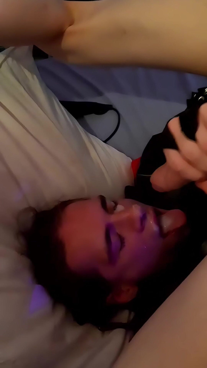 LoonaFemboy: Loona Shemale Trans mengusap pancutan mani di mukanya Datang Jumpa...