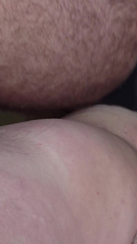 Nemohl jsem se bránit podvádějící milf nejlepší kamarádce mé ženy, když jedla můj zadek