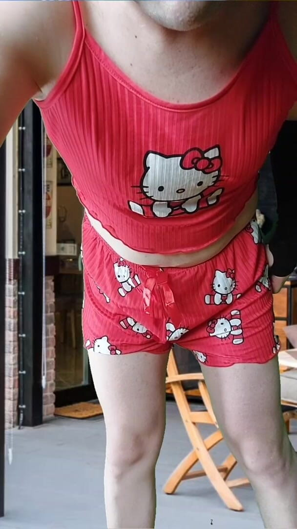 Kitty_Cross: Sissy geniet op Houseyard in haar schattige korte outfits lolly...