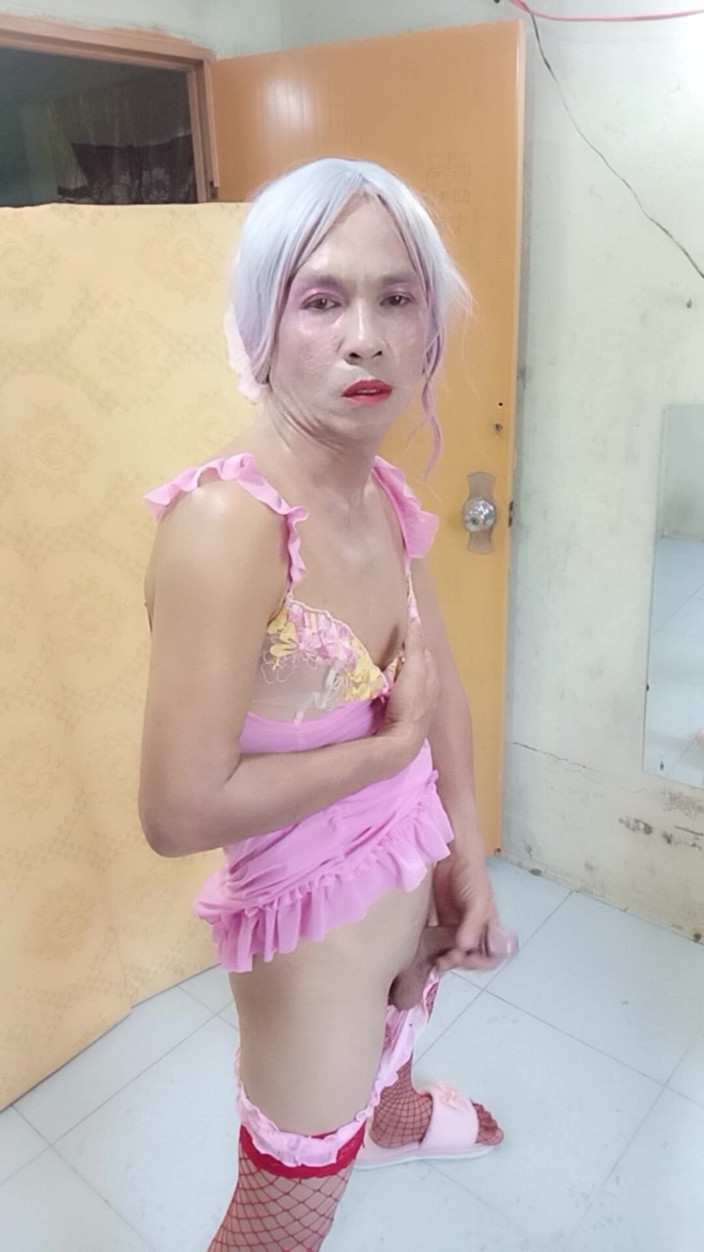 nguyen dang thien tri: Oanh Le transseksualna nosząca seksowne i pornograficzne ubrania stojące i...
