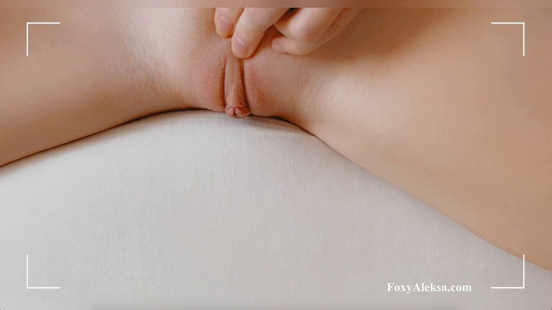 FoxyAleksa: Pizdă roșie minionă. Orgasm cu futai cu perna. O pizdă...