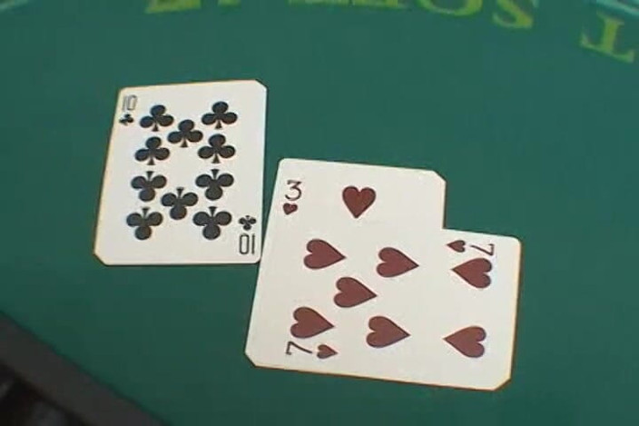 POV JOE: Elisa is verschrikkelijk bij blackjack, maar ongelooflijk bij pikzuigen