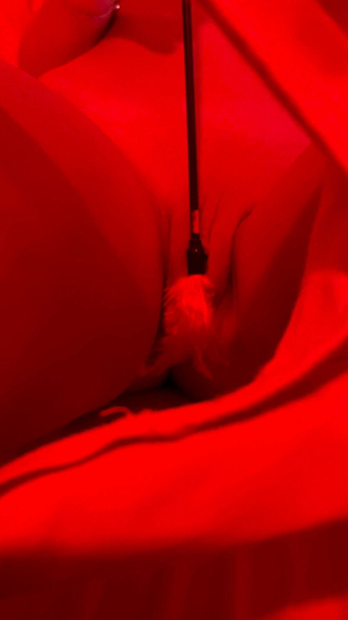 Cathia: 내 보짓물이 많은 보지에 깃털을 가지고 놀기