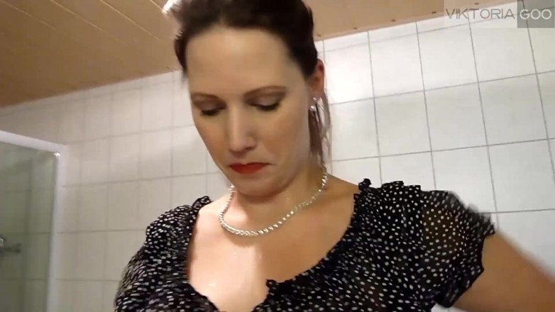 Viktoria Goo: Viktoria Goo trinkt pisse, wird gefickt und massiv gesichtsbesamt und...