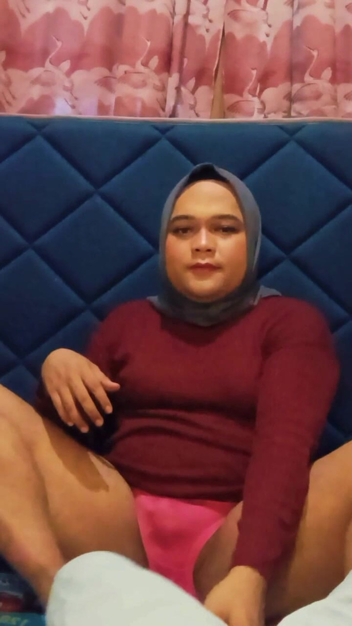 Ivvy Crossdresser: Красивая сисси в хиджабе мастурбирует