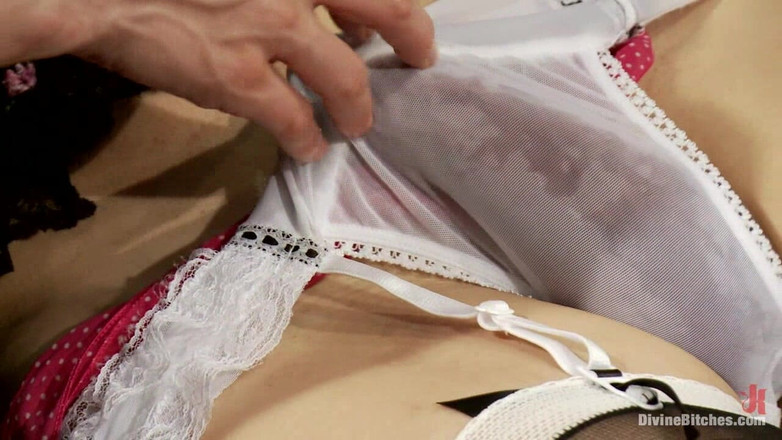 Divine Bitches by Kink: कामुक अपमान