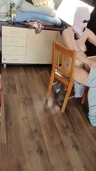 Amateurvrouw geniet ervan om kleding te passen en ze te snijden.