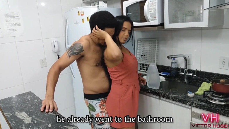VictorHugo: Tiriku meninju memek pacarnya di dapur