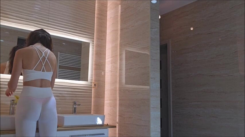 Christi: Sie Können Dieser Heißen Putzmaschine in Ihrem Badezimmer Nicht Widerstehen