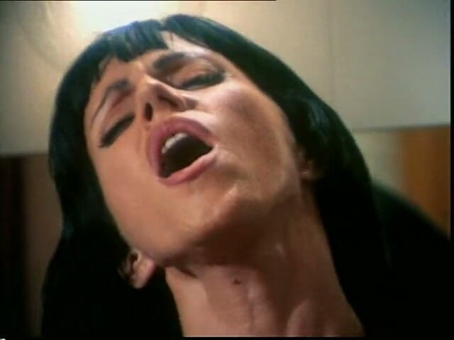 Xtime Network: Porno vintage: la estrella porno italiana Valentine Demy muestra cómo...
