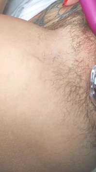 Orgasme in close-up tijdens open poesje met behulp van een speculum