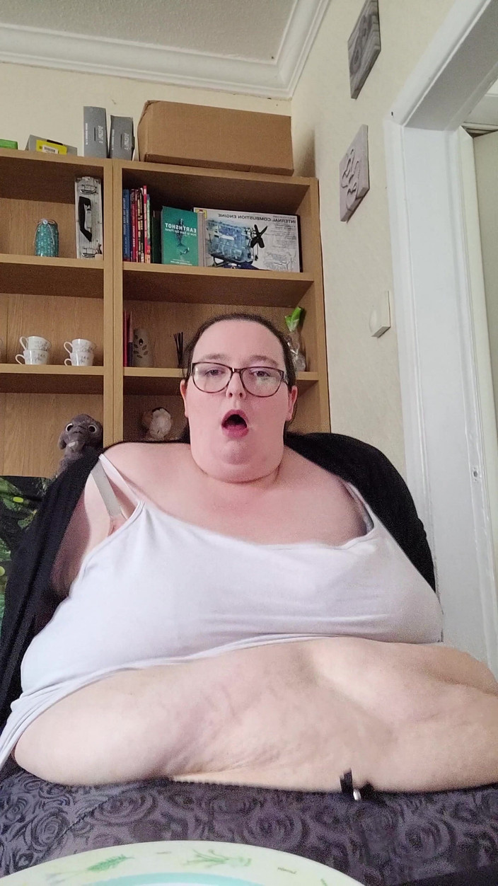 SSBBWLadyBrads: Ăn bánh và lắc lư cái bụng khổng lồ này