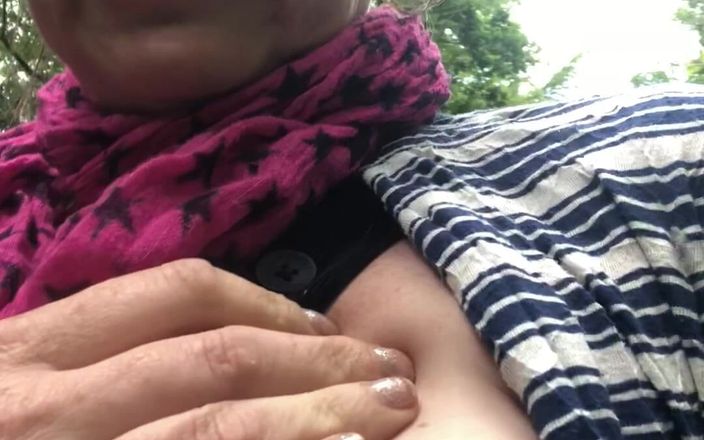 MistressWriggler: Публічна гра з цицьками під час прогулянки на відкритому повітрі