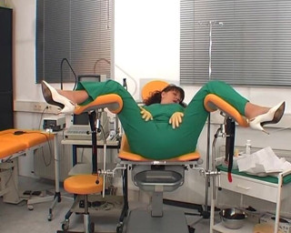 Rubber & Clinic Studio - 1ATOYS: Masturbacja z wziernikiem na gynchair