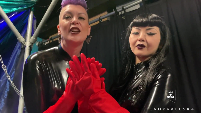 Lady Valeska: สาวฟิชดอมยางเชิญให้ดูดดิลโด้ strap-on ยักษ์ของพวกเธอ