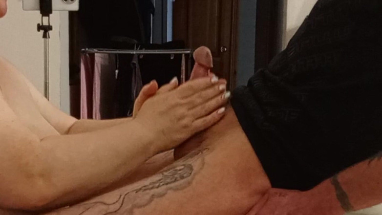 Zona901: Vizinho faz um trabalho de mão de pau com óleo