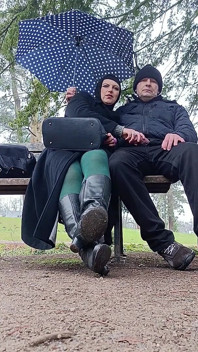Jag lekte med en stor kuk utanför i parken, gav en avsugning och till och med kikade