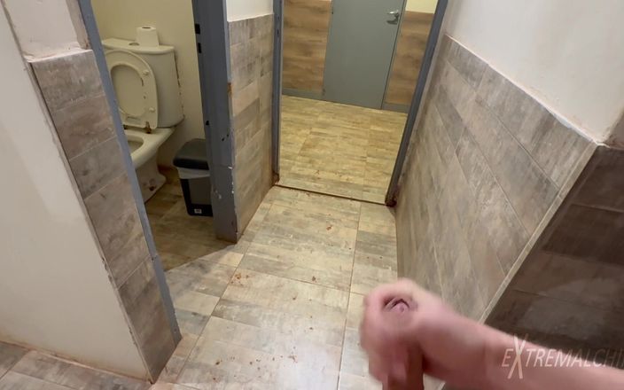 Extremalchiki: Мастурбация твинка в спортзале в раздевалке