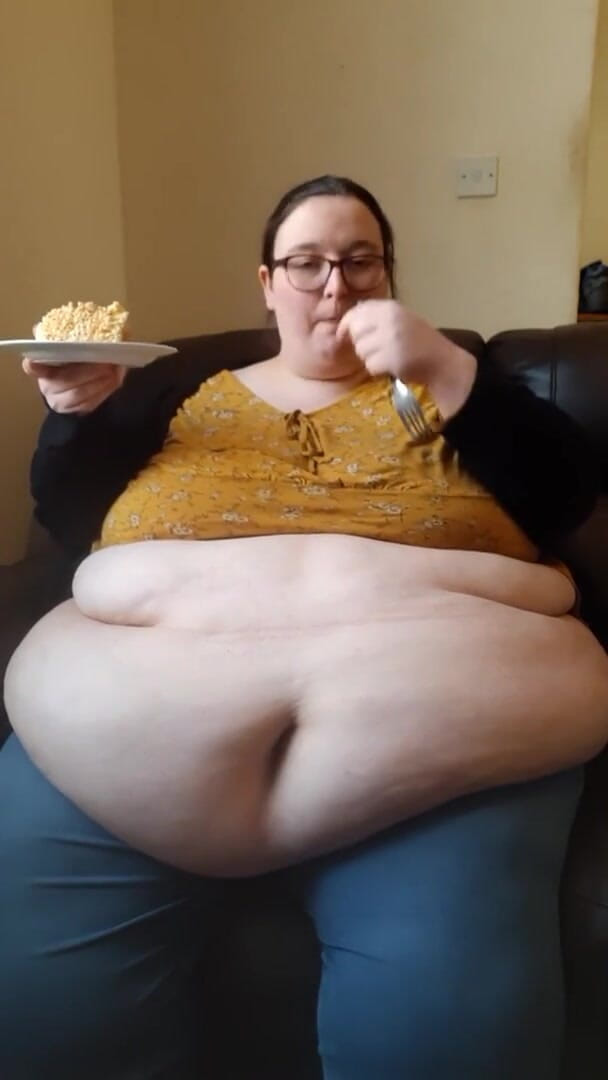 SSBBWLadyBrads: お腹を出してケーキを食べるSSBBW