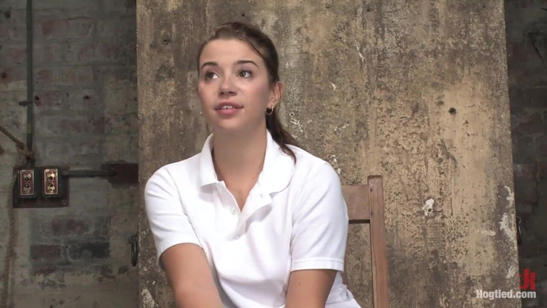 Hogtied by Kink: Sarah Blake är tillbaka som en sexig cheerleader på rätt plats...