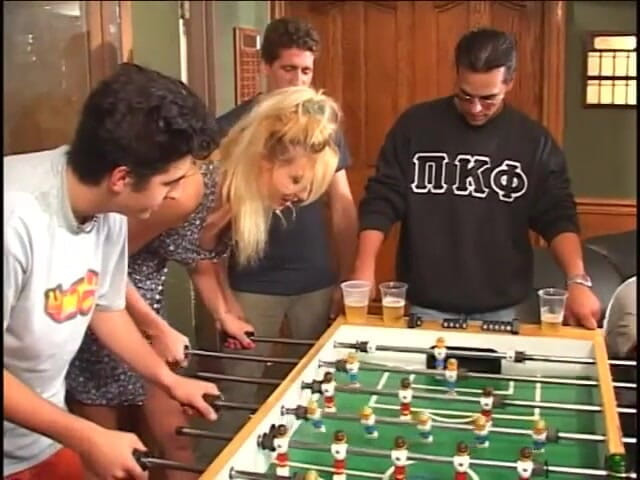 Hot Sex Party: Juego inocente se convierte en trío puto
