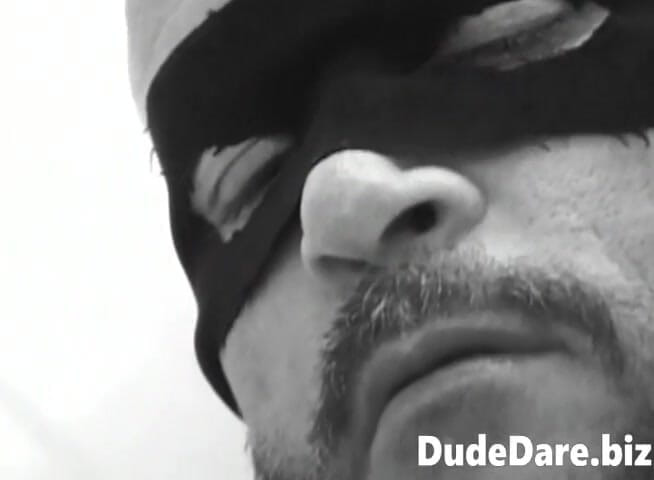DudeDare: Schwarz-weiß-clip von geilem bär, der erotisch wichst