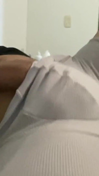 Me dejo manosear el pene de mi vecino