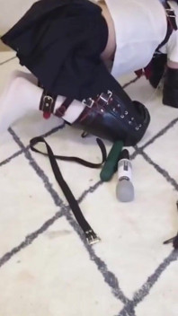 JKの服を着て、拘束され鞭打たれている