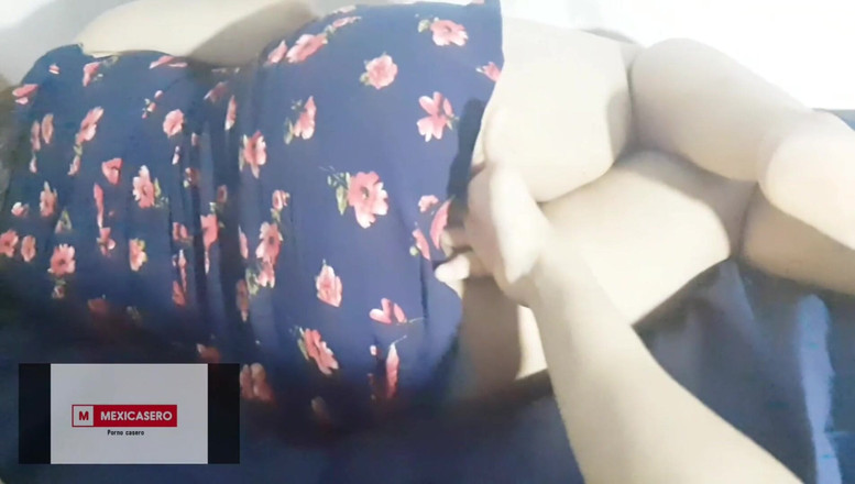 Mexicasero: Arkadaşımın üvey annesi çarpıcı mavi bir elbiseyle evimde kalıyor.