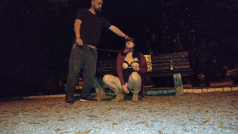 Toilet Mommy: レギンスとハイブーツでコントロールされ、リードされています