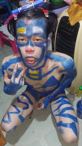 Clown jouant avec un stylo à encre