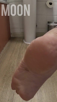 POV tittar på mina fötter medan jag ignorerar dig