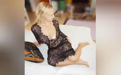 Selena lagi asik berpose sambil pakai catsuit