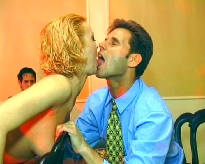 Deutsche Damen: 角质金发德国荡妇的四根鸡巴