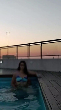 Acabando mucho en la piscina al atardecer - accounter adventures