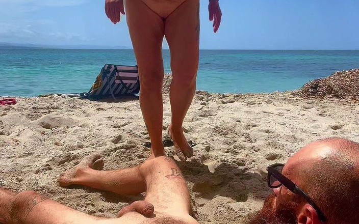 Snappy_couple: Enojado en él en una playa
