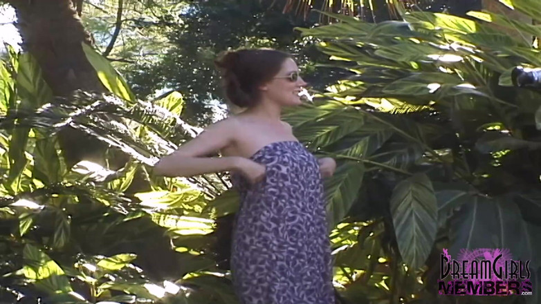Dream Girls: Dua kawan berbogel di taman