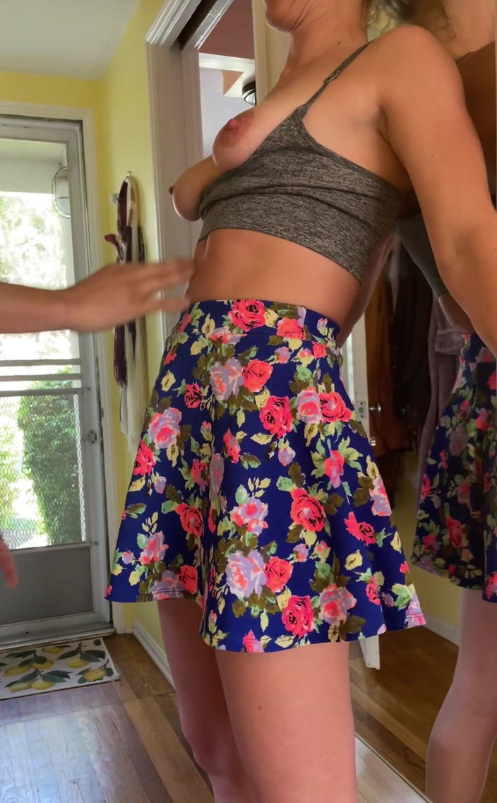 VibeWithMommy: 我的饥渴熟女邻居过来了，她非常饥渴和绝望！