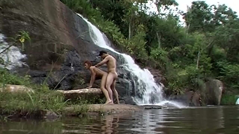TRASHPORN: Pelirroja rizada milf monta a su hombre en la cascada