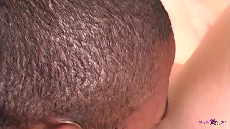 Naughty Black Girls: Супер потрясающая и горячая крошка-брюнетка с большими сиськами трахается в миссионерском стиле