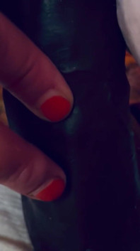 Cewek ini ngentot dildo ukuran kontol raksasa pria kulit hitam