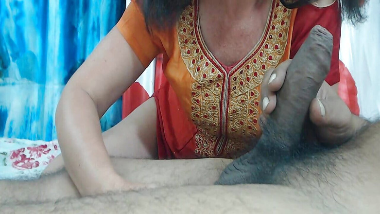 Bolly Karma: Nahý a nezbedný chlap s velkým černým pérem